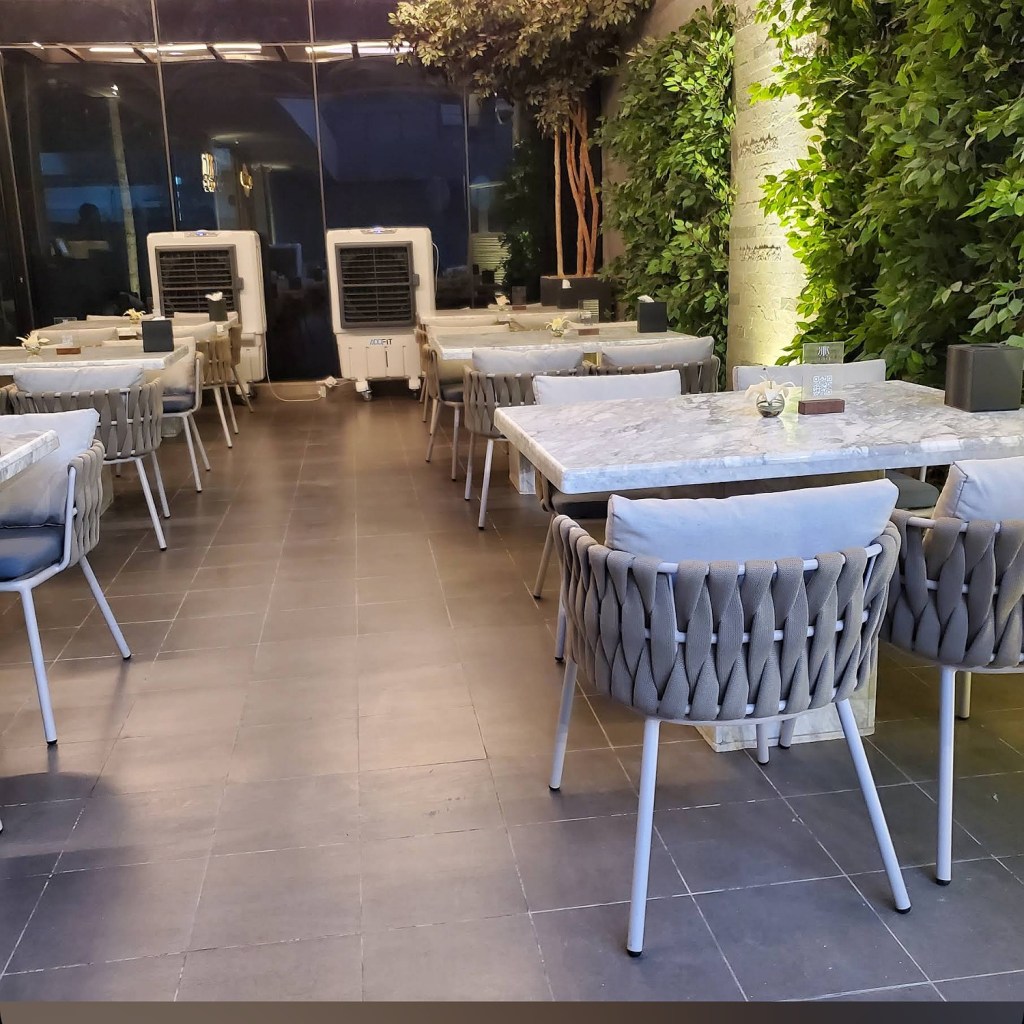 صورة داخلية لمطعم لاروز لاونج في الرياض، تظهر طاولات وكراسي أنيقة في أجواء حديثة ومريحة.